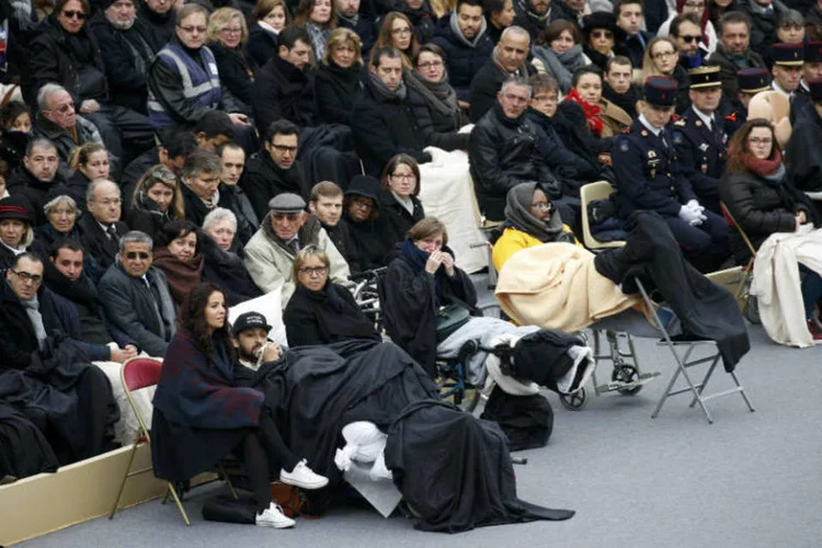 
	Homenagem aos sobreviventes dos ataques em Paris: terroristas enviaram uma mensagem que dizia: &quot;Chegamos. Come&ccedil;amos&quot;
 (Reuters)