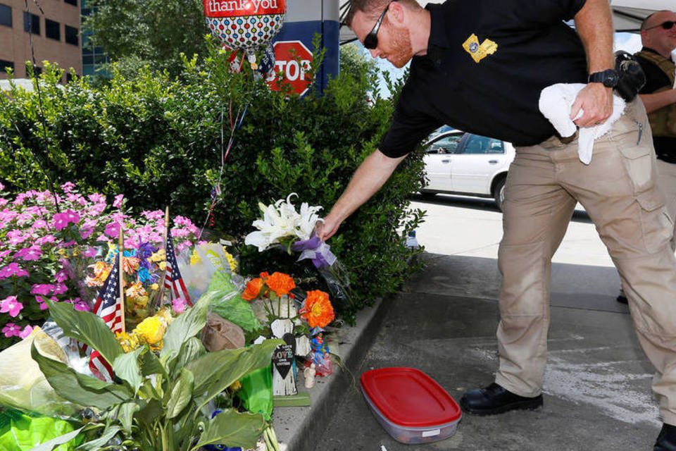 Baton Rouge se despede de policiais em meio a tensão racial