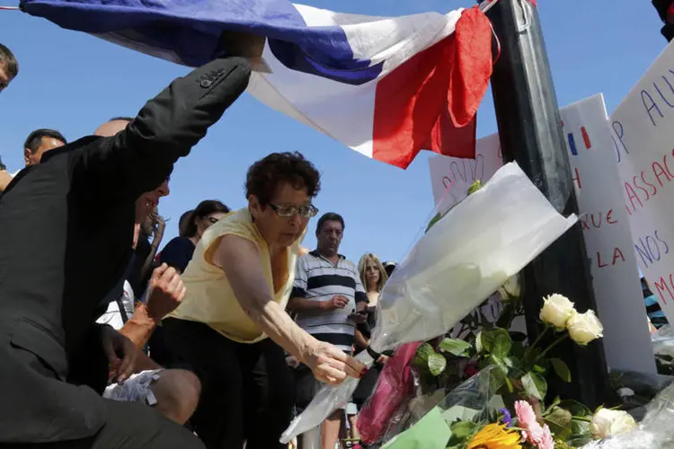 
	Homenagem &agrave;s v&iacute;timas do atentado: brasileira estava com o marido e as filhas em Nice, na Fran&ccedil;a
 (Pascal Rossignol / Reuters)