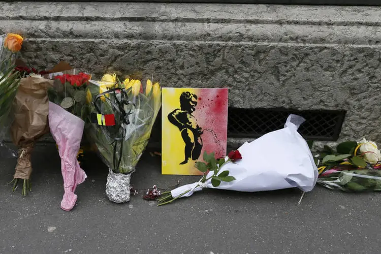 
	Homenagem &agrave;s v&iacute;timas dos atentados em Bruxelas em frente &agrave; Embaixada da B&eacute;lgica em Paris
 (Gonzalo Fuentes/ Reuters)
