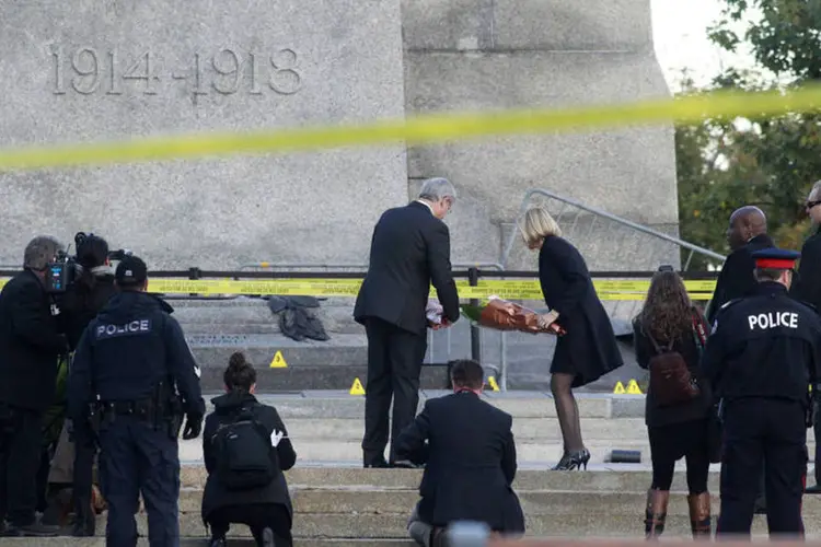 Premiê canadense e sua esposa deixam flores no Memorial Nacional da Guerra: Câmara dos Comuns deve abrir no horário, às 10 horas locais (Blair Gable/Reuters)