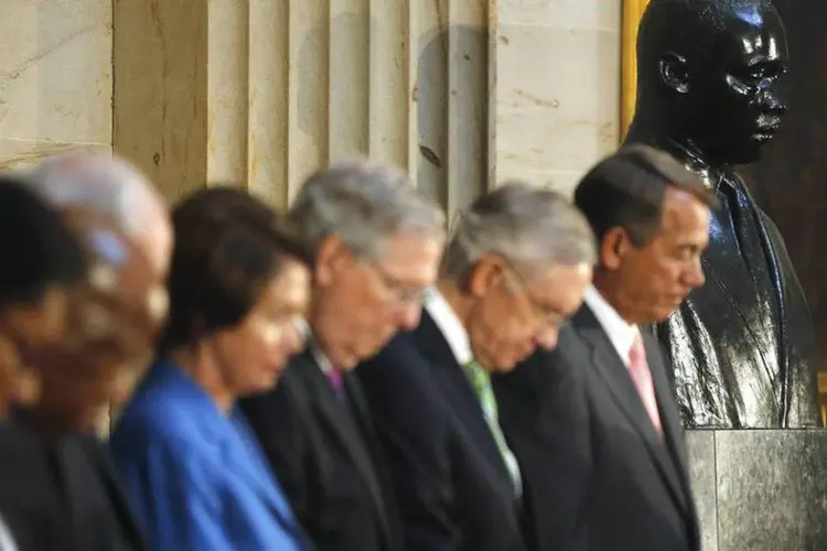 Líderes congressistas oram durante uma homenagem póstuma para Martin Luther King, no Capitólio (Jonathan Ernst/Reuters)