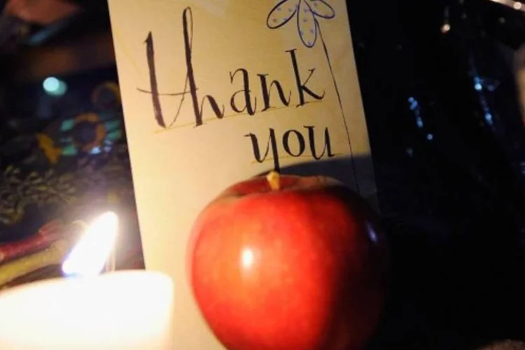 Comoção de fãs de Steve Jobs logo tomou conta das redes sociais e de locais representativos para o ex-CEO da Apple (Getty Images)
