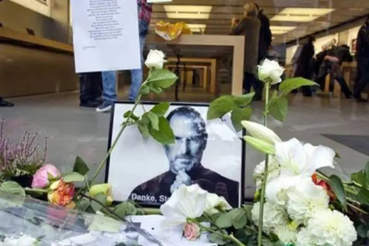 Homenagens para Steve Jobs: além do público, jornais também elogiaram o executivo (Frank Rumpenhorst/AFP)