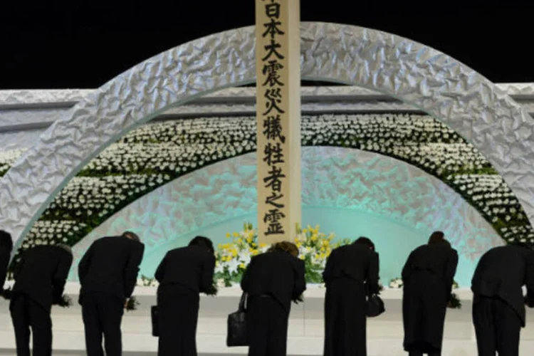 Homenagem em Tóquio às vítimas do tsunami que atingiu o Japão em 2011: no total, o terremoto e o tsunami causaram 15.884 mortos e 2.633 desaparecidos (Franck Robichon/Pool/Reuters)