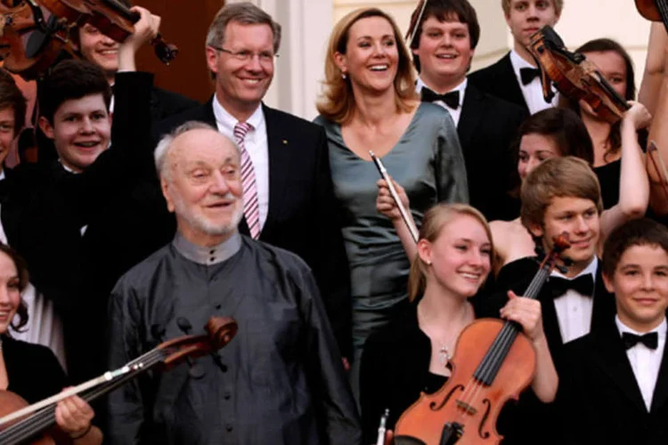 
	Kurt Masur posa com a orquestra infantil: em julho, Masur voltou a pegar na batuta ap&oacute;s meses de repouso for&ccedil;ado
 (Sean Gallup/ Getty Images)