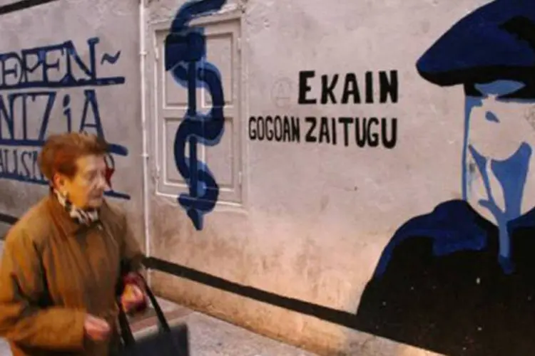 Mural em homenagem a um membro do ETA falecido enquanto manipulava uma bomba: o ETA anunciou, em 20 de outubro passado, o cessar definitivo de sua atividade armada (©AFP/Archivo / Rafa Rivas)