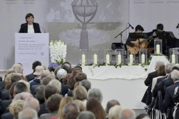 Ankie Spitzer, víuva de uma vítima de Munique, discursa em Fuerstenfeldbruck: quarenta anos depois, o episódio ainda causa polêmica (©AFP / Guenter Schiffmann)