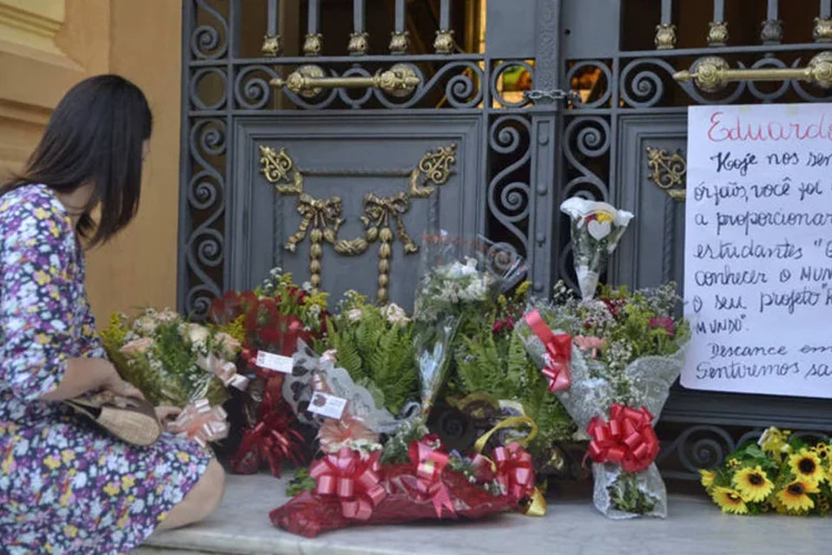 Mulher deixa homenagens a Eduardo Campos em frente ao Palácio do Campo das Princesas (Fernando Frazão/Agência Brasil)