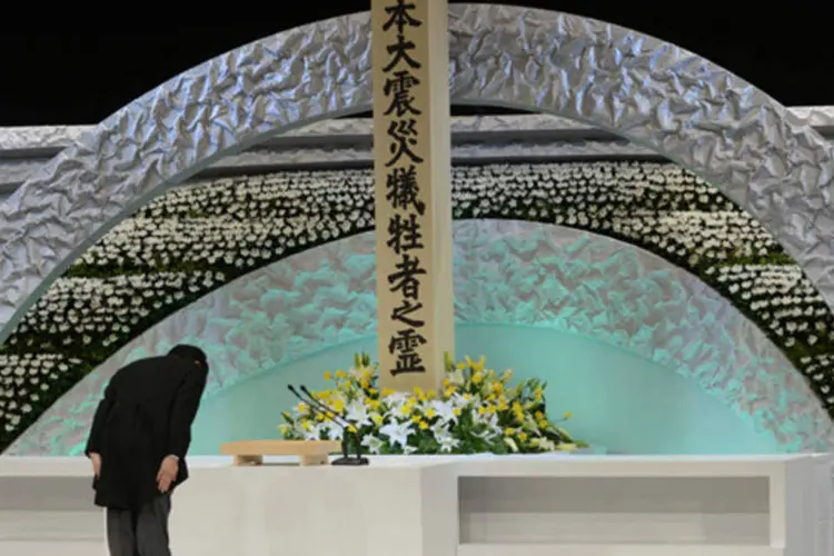 
	Primeiro-ministro do Jap&atilde;o, Shinzo Abe, homenageia as v&iacute;timas do terremoto de tsunami que atingiram o pa&iacute;s em mar&ccedil;o de 2011, em T&oacute;quio
 (Franck Robichon/Reuters)