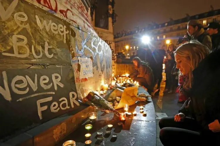 
	Pessoas prestam homenagens nas proximidades dos locais onde ocorreram atentados em Paris: as autoridades belgas t&ecirc;m 10 pessoas detidas por suspeita de envolvimento com Abdeslam
 (Reuters)