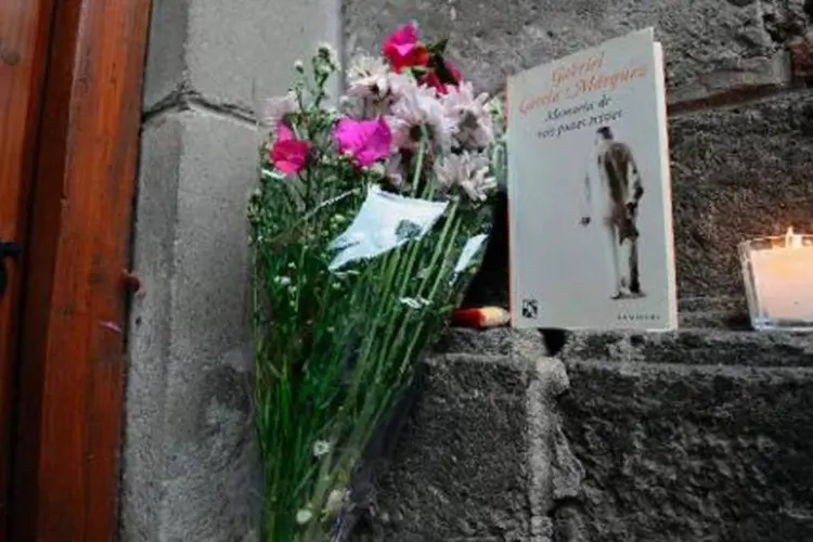 Fãs homenageiam o falecido escritor Gabriel García Márquez, na porta de sua residência na Cidade do México, em 17 de abril de 2014 (Alfredo Estrella/AFP)