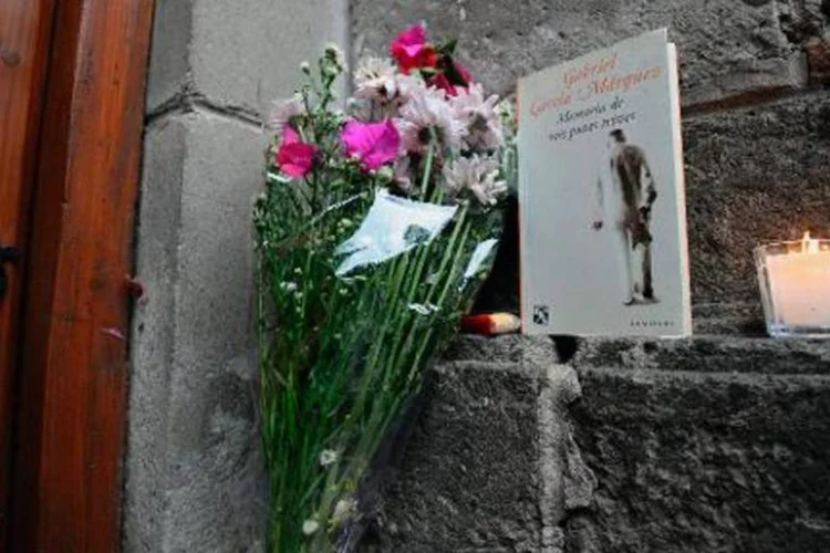Fãs homenageiam o falecido escritor Gabriel García Márquez, na porta de sua residência na Cidade do México, em 17 de abril de 2014 (Alfredo Estrella/AFP)