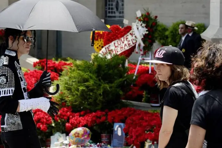 
	F&atilde; vestido de Michael Jackson presta homenagens ao cantor nos cinco anos da morte do cantor
 (Kevork Djansezian/Reuters)