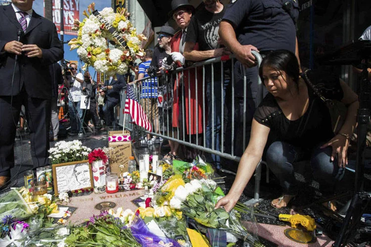 Homenagens deixadas para o ator Robin Williams em sua estrela na calçada da fama, em Hollywood (Lucy Nicholson/Reuters)