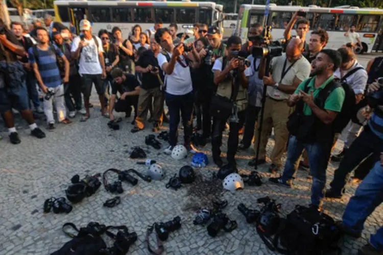 Repórteres fotográficos, cinematográficos e jornalistas fazem minuto de silêncio na Candelária em homenagem ao cinegrafista da TV Bandeirantes Santiago Andrade (Fernando Frazão/Agência Brasil)