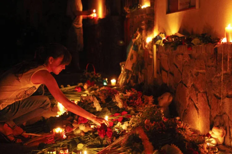 Homenagens para as vítimas do voo MH17 da Malaysia Airlines na embaixada da Malásia (Valentyn Ogirenko/Reuters)