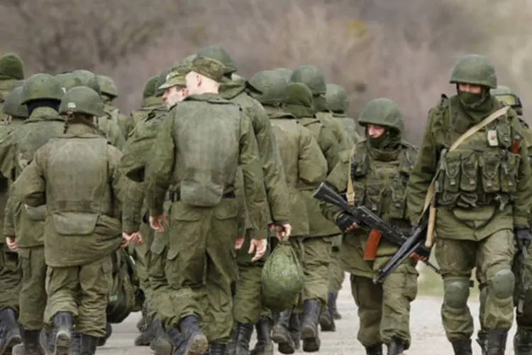 
	Homens armados na Crimeia: homens atiraram para o alto e levaram o oficial de comando do local
 (Vasily Fedosenko/Reuters)