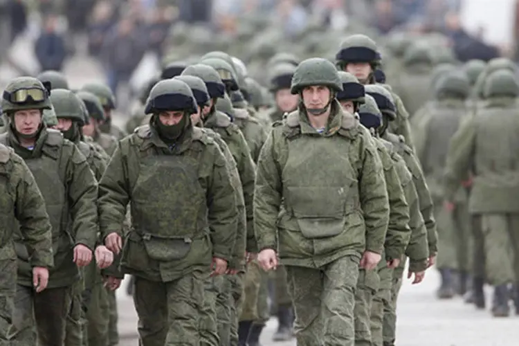 
	Tropas tidas como for&ccedil;as militares russas andam na Crimeia
 (Vasily Fedosenko/Reuters)