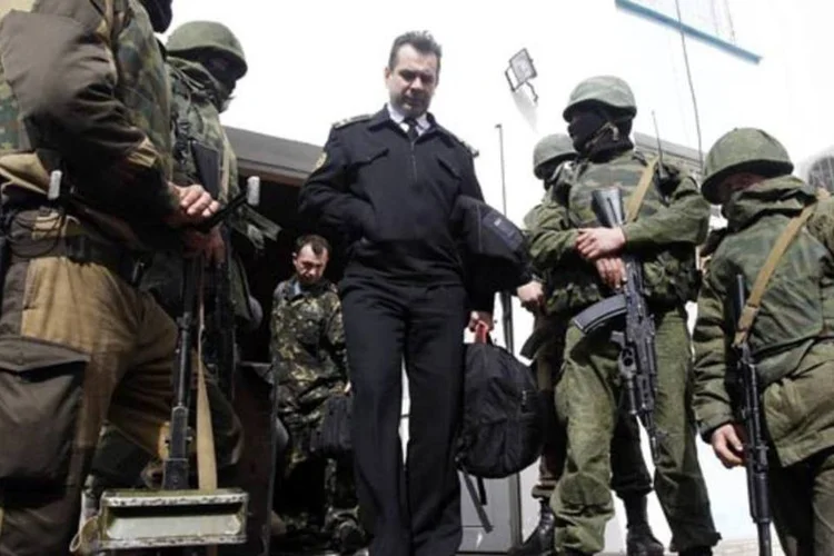 Um oficial da Marinha ucraniana deixa a base naval em Sebastopol, na região da Crimeia (Vasily Fedosenko/Reuters)