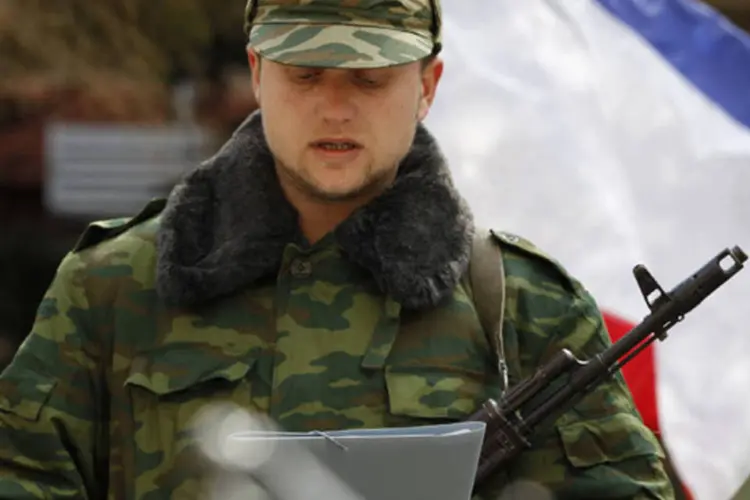 
	Um membro de uma unidade pr&oacute;-R&uacute;ssia de autodefesa profere um juramento no governo regional da Crimeia em Simferopol
 (Vasily Fedosenko/Reuters)