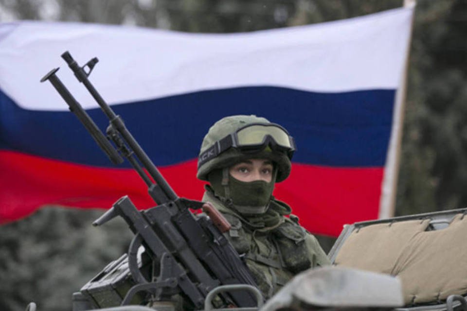 Ocidente prepara sanções e Rússia acelera tomada da Crimeia