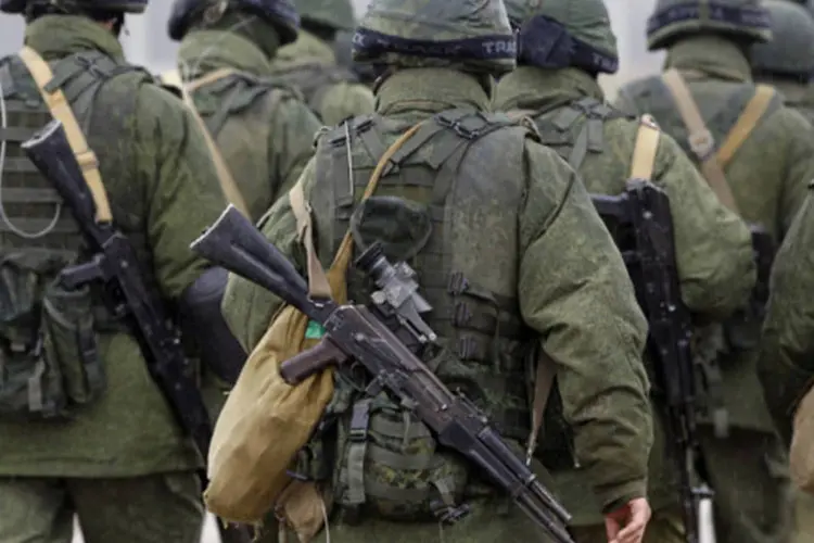 Soldados uniformizados, possivelmente da Rússia, marcham em formação em Simferopol, capital da Crimeia (Vasily Fedosenko/Reuters)