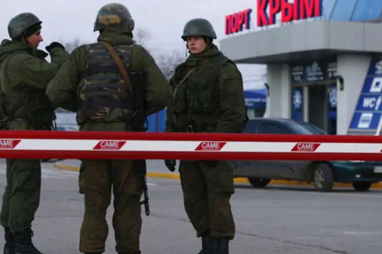 Homens armados, tidos como soldados russos, fora do porto civil na cidade de Kerch, na Crimeia (Thomas Peter/Reuters)