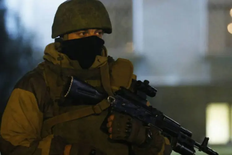 Homem armado monta guarda na sede do governo em Simferopol, na Crimeia, Ucrânia (David Mdzinarishvili/Reuters)