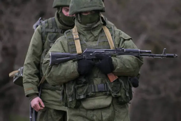 Homens armados, tidos como soldados russos, perto de uma base militar em Perevalnoye, próximo da cidade Simferopol, na Crimeia (Baz Ratner/Reuters)