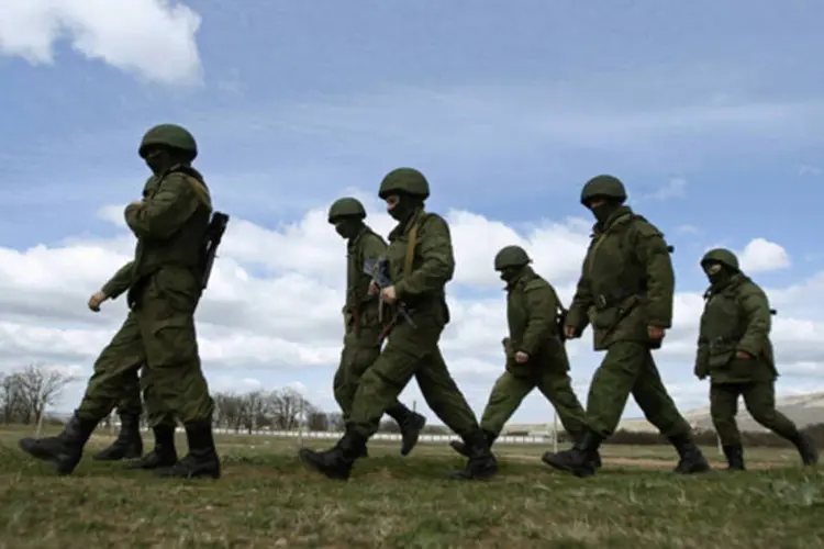 Homens armados na Ucrânia: exercícios devem causar preocupação na Ucrânia devido à crise política entre Kiev e Moscou sobre a península ucraniana da Crimeia (David Mdzinarishvili/Reuters)