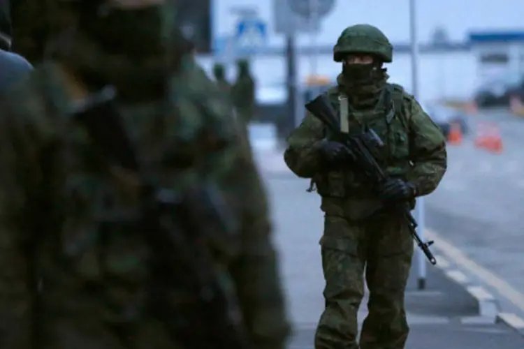 Homens armados patrulham o aeroporto em Simferopol, na Crimeia, Ucrânia (David Mdzinarishvili/Reuters)