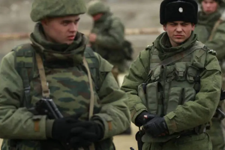 Homens armados montam guarda na cidade portuária de Feodosiya, na região da Crimeia, na Ucrânia (David Mdzinarishvili/Reuters)