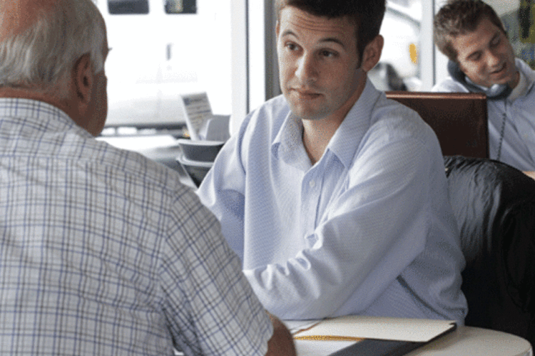 
	Vendedor conversando com cliente: saiba como resolver situa&ccedil;&otilde;es dif&iacute;ceis
 (Getty Images)