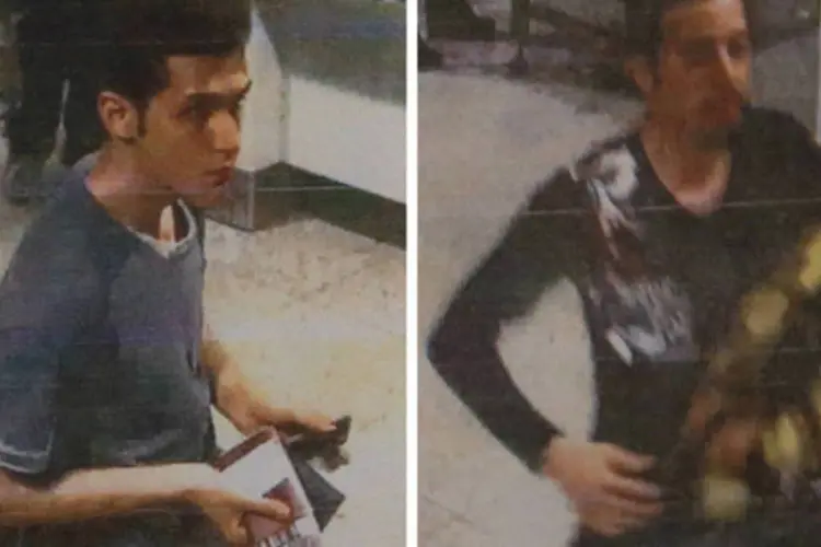 Combinação mostra os dois homens que a polícia acredita que estavam viajando com passaportes roubados, no avião da Malaysia Airlines que desapareceu neste sábado (Malaysian Police/Divulgação via Reuters)