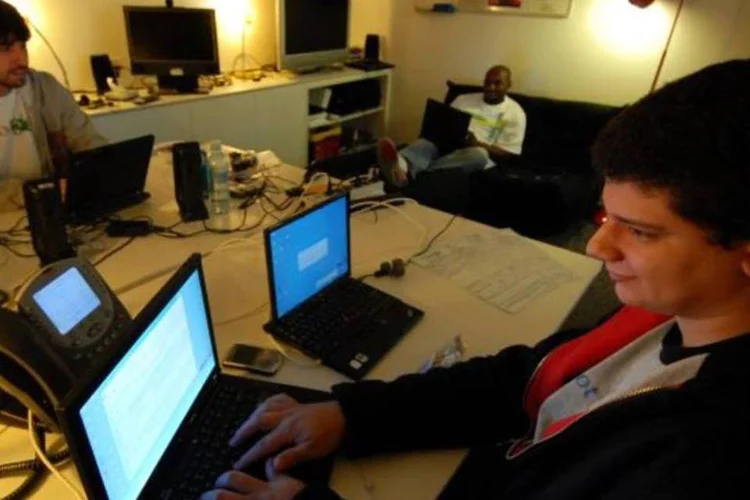 
	Pessoas usam computador: termo geek passou de &quot;pessoa chata e viciada em&nbsp;computador&quot; para &quot;pessoa com muito conhecimento em determinado assunto&quot;
 (Arquivo/INFO/EXAME.com)