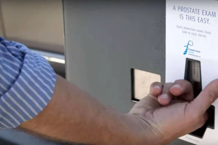 Campanha no Canadá: bilhete do estacionamento e campanha para exame de próstata (Reprodução)