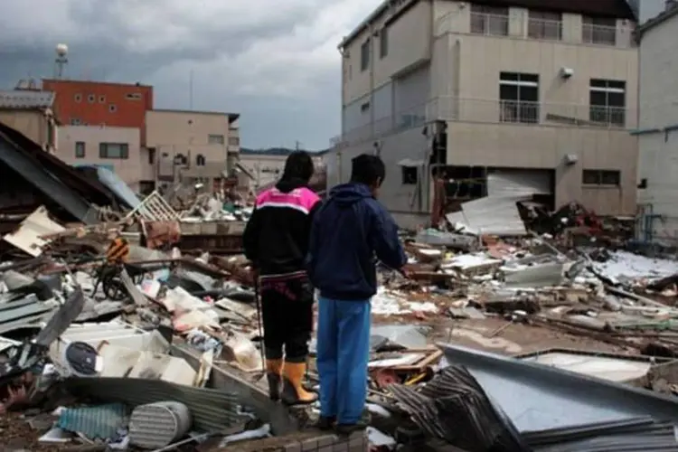 Dois homens voltam para suas casas pela primeira vez depois do terremoto na cidade de Kensennuma (Chris McGrath/Getty Images)