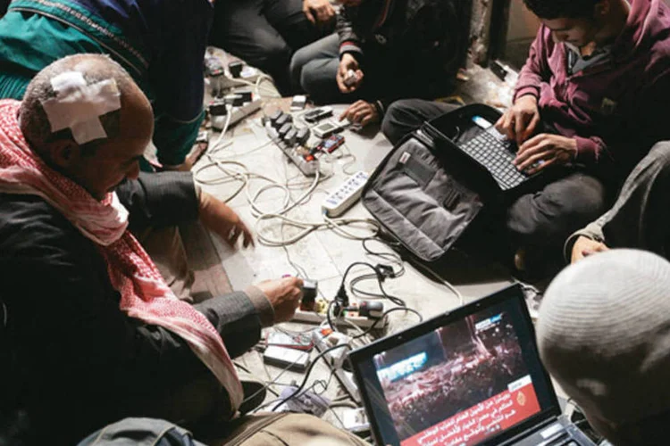 Jovens na praça Tahrir, no Cairo: o movimento que derrubou Mubarak não tinha a figura de um líder (Patrick Baz/AFP Photo)