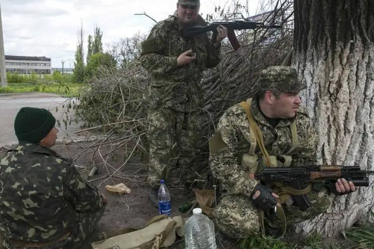 Homens armados pró-Rússia na Ucrânia: uma das vítimas foi atingida por um tiro disparado contra o ônibus blindado que transportava feridos (Baz Ratner/Reuters)