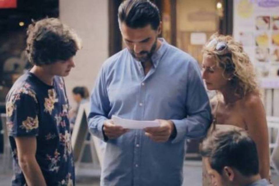 
	No v&iacute;deo, um casal americano pediu para que pedestres ajudassem a traduzir uma carta do propriet&aacute;rio de um albergue onde se hospedariam
 (Reprodução/YouTube)