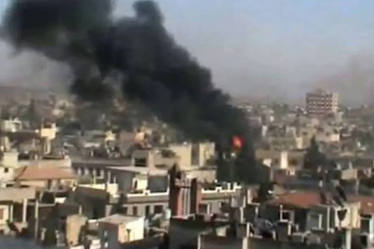 Imagem divulgada na internet mostra ataque contra a cidade de Homs, onde o Exército bombardeou o bairro de Jaldiyeh
 (Youtube/AFP)