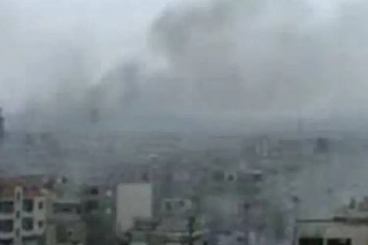 Imagem de vídeo disponibilizado no YouTube mostra área atacada em Homs no domingo (YouTube/AFP)