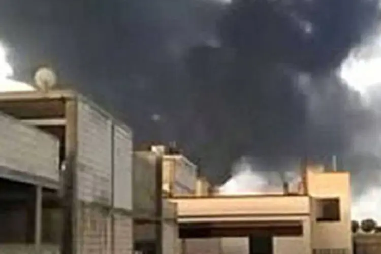 Imagem de vídeo disponibilizado no YouTube mostra fumaça provocada pela explosão no oleoduto de Homs, que passa pelo bairro de Bab Amr, o mais castigado da cidade (AFP)