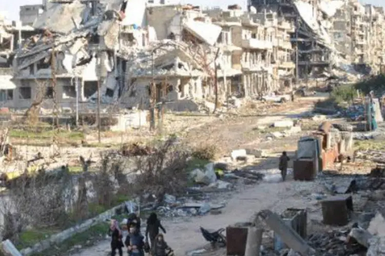 Civis deixam a cidade sitiada de Homs, na Síria: Rússia apresentou sua própria contraproposta de resolução (Bassel Tawil/AFP)