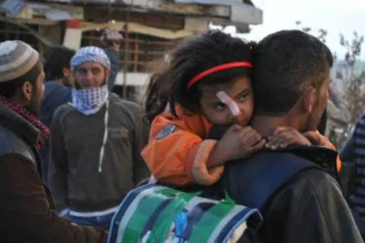 Civis deixam a cidade sitiada de Homs, na Síria: maioria das pessoas retiradas estava em estado de extrema debilidade (Bassel Tawil/AFP)