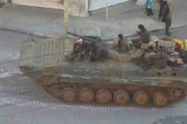 Tanques do exército sírio patrulham ruas de Zabadani, nos subúrbios de Damasco
 (LCC Syria/AFP)
