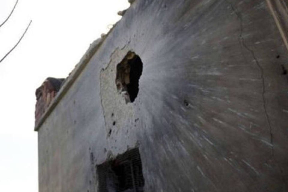 Explosões prosseguem em Homs e comunicação é cortada