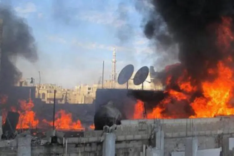 Embora o grupo opositor não tenha registrado por enquanto nenhuma vítima no bastião opositor de Homs, assediado há 20 dias, os bombardeios prosseguem e derrubaram várias casas. (AFP)