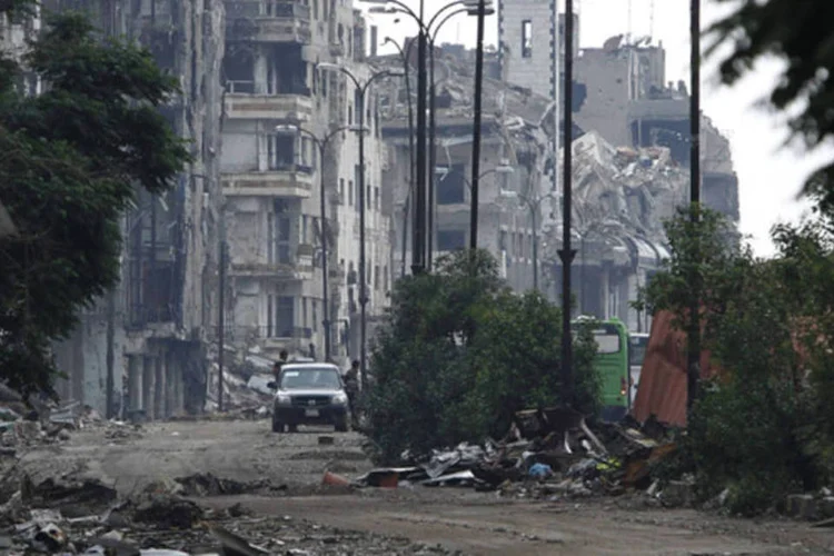 Homs: cerca de 1.200 rebeldes embarcaram em ônibus que os levaram para fora da "capital da revolução (Khaled al-Hariri/Reuters)